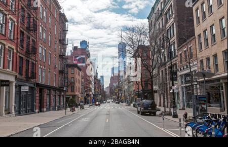 Few people walk and few automobiles travel on the empty streets in New York City because of COVID-19, Coronavirus. Stockfoto