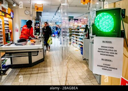 Ein MCW-Supermarkt in Utrechter hat eine Ampel installiert, um sicherzustellen, dass nicht zu viele Kunden in den Laden kommen. Um die COVID-19-Coronavirus-Infektion zu verhindern, sollten die Filialen nur eine begrenzte Anzahl von Kunden gleichzeitig zulassen. Stockfoto