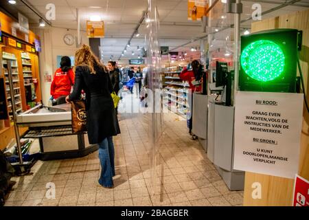 Ein MCW-Supermarkt in Utrechter hat eine Ampel installiert, um sicherzustellen, dass nicht zu viele Kunden in den Laden kommen. Um die COVID-19-Coronavirus-Infektion zu verhindern, sollten die Filialen nur eine begrenzte Anzahl von Kunden gleichzeitig zulassen. Stockfoto