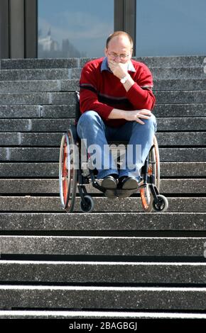 Rollstuhlfahrer hat mit einer Treppe, MR: Ja Stockfoto