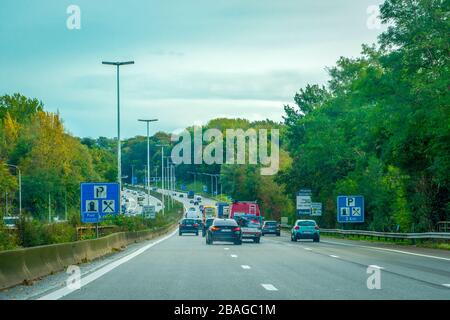 Brussel/Belgien- 09. Oktober 2019:Verkehr auf der Autobahn um Brüssel Stockfoto