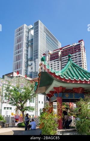 Chinesischer Tempelgarten am Fußgängerweg, EU Tong Sen Street, Chinatown, Republik Singapur Stockfoto