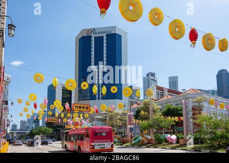 Chinesische Neujahrsdekorationen, EU Tong Sen Street, Chinatown, Republik Singapur Stockfoto