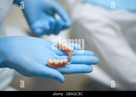 Der Zahnarzt hält Implantate auf dem Foto Stockfoto
