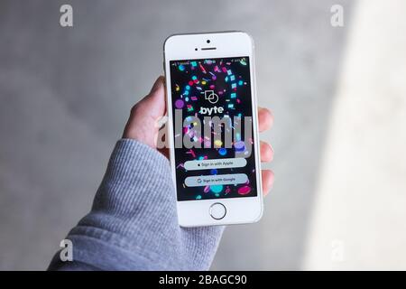 Vine Nachfolger Bytes mobile App-Anmeldebildschirm wird auf einem Smartphone gesehen. Die App ermöglicht es Benutzern, sechs Sekunden Looping-Videos zu schießen und hochzuladen. Stockfoto