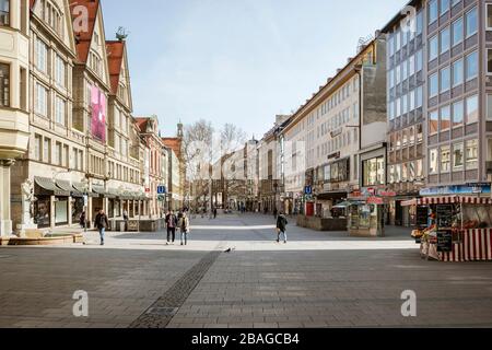 Bavaria-Mucnich-Deutschland, 20. März 2020: Nur wenige Menschen gehen in der Kaufingerstraße in München, die normalerweise überfüllt ist, aber wegen des neuen coro leer bleibt Stockfoto