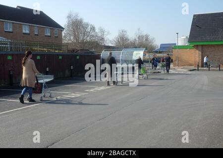 Durham, Großbritannien. März 2020. Käufer warten außerhalb eines Asda-Supermarktes, während Großbritannien in den Coronavirus Lockdown geht. Stockfoto