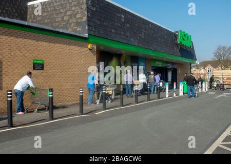 Durham, Großbritannien. März 2020. Käufer warten außerhalb eines Asda-Supermarktes, während Großbritannien in den Coronavirus Lockdown geht. Stockfoto