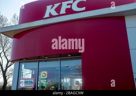 Durham, Großbritannien. März 2020. Der KFC muss schließen, da das Land in den Coronavirus-Lockdown geht. Stockfoto