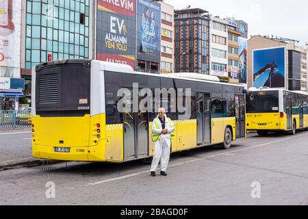 Die Teams der Istanbul Metropolitan Municipality führen ihre Desinfektionsaktivitäten aufgrund des Coronavirus in den Bussen von Kadikoy durch Stockfoto