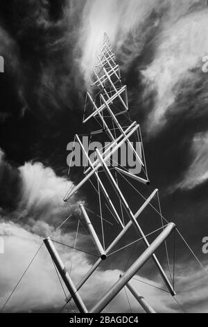 Kenneth Snelsons Nadelturm-Skulptur steigt im Hirshhorn-Museum in Washington, DC, in den Himmel. Der abstrakte Turm aus Aluminium, Stahl und Kabeln Stockfoto