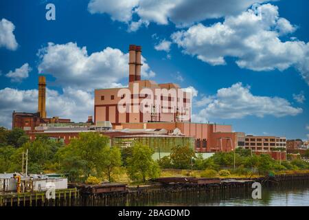 Rotes Ziegel-Industriegebäude Stockfoto