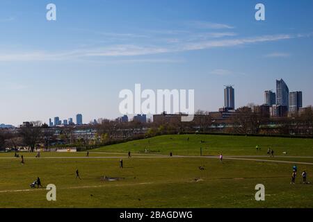 London Großbritannien 27. März 2020 Menschen im Burges Park South London während der COVID-19-Sperre. Stockfoto