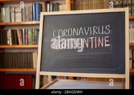 Quarantäne der Beschriftung bleiben Sie zu Hause. Warnung vor Ausbruch. Weiße Kreide auf Tafel im Zusammenhang mit der Epidemie von Coronavirus weltweit geschrieben. Bund 1 Stockfoto