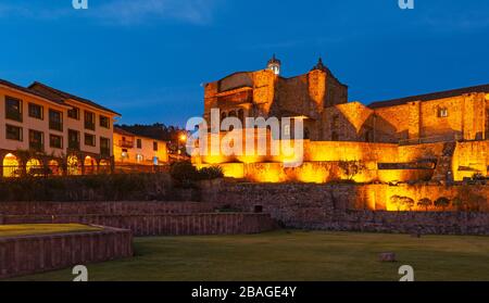 Panorama des Qorikancha-Inka-Sonnentempels in der Nacht, auch bekannt als Santo Domingo Convent, Cusco, Peru. Stockfoto