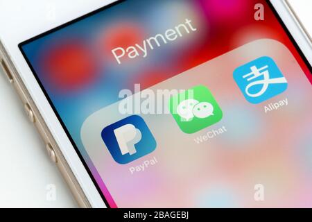 PayPal, WeChat Pay und Alipay Mobile App Icons werden auf einem Smartphone gesehen. Stockfoto