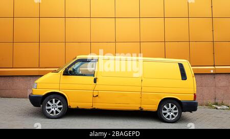 Ukraine, Kiew - 27. März 2020: Gelber Transporter in Gelb auf dem Hintergrund eines gelben Gebäudes Stockfoto