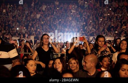 Alejandro Sanz durante su concierto en el Poliforum de Leon Guanajuato,15 octubre 2013. (* Foto: TiradorTercero/NortePhoto*) Stockfoto