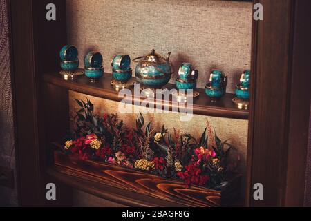 Traditioneller asiatischer Tee im Regal. Stockfoto