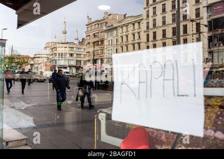 Geschlossener Text auf dem Glas eines Ladens in Aksaray, Fatihs Nachbarschaft.wegen der neuen Art von Coronavirus. Stockfoto