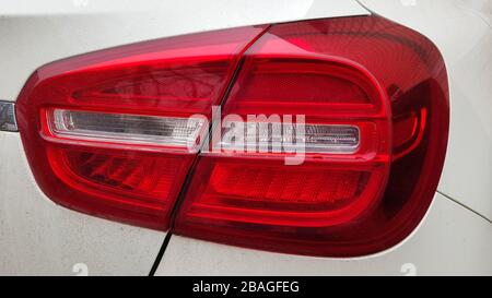 Ukraine, Kiew - 27. März 2020: Neues modernes Auto GLA 250 Mercedes-Benz. Scheinwerfer hinten rechts eines weißen Wagens auf einem Parkplatz Stockfoto
