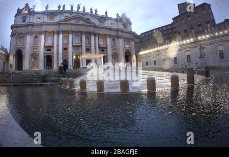 Allgemeiner Blick auf den Petersplatz während Papst Franziskus zu einem außergewöhnlichen Moment des Betens in Zeiten der Pandemie, der Anbetung des Allerheiligsten und einer außergewöhnlichen "Urbi ET Orbi" (in die Stadt Rom und in die Welt) aufwartet Segnung vor einem leeren Platz aus dem Sagrato des Petersdoms am 27. März 2020 in Vatikanstadt, Vatikan. Die "salus Populi Romani"-Ikone und das Kruzifix des heiligen Marcellus befinden sich vor der zentralen Tür des Petersdoms. Vatikanische Medien haben die Zeremonie live in die Welt übertragen und sie könnte auch in mehreren Sprachen verfolgt werden Stockfoto