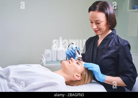 Positiv freute sich blonde Frau auf der Couch Stockfoto