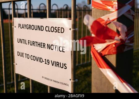 Ein Spielplatz für Kinder in Buggrooke, Northamptonshire, ist wegen des Covid-19-Virus geschlossen Stockfoto