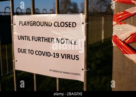 Ein Spielplatz für Kinder in Buggrooke, Northamptonshire, ist wegen des Covid-19-Virus geschlossen Stockfoto