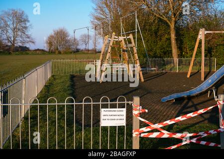 Ein Spielplatz für Kinder in Buggrooke, Northamptonshire, ist wegen des Covid-19-Virus geschlossen Stockfoto