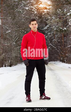 Wintersport für junge und gutaussehende Sportler. Stockfoto