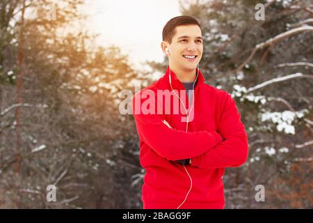 Wintersport für junge und gutaussehende Sportler. Stockfoto