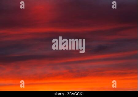 Sonnenuntergang mit Stratocumulus-Wolken in dramatischem Himmel Stockfoto