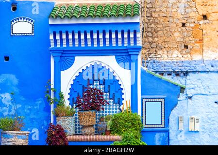 Blumentöpfe an einer Straße in der Stadt, Chefchaouen, Marokko Stockfoto