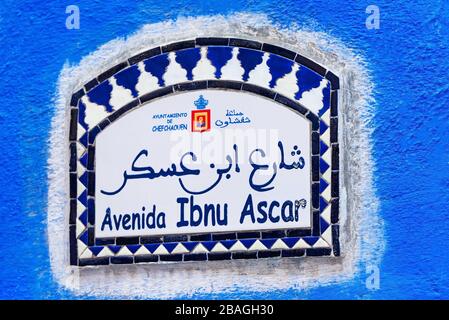 Chefchaouen, Marokko - 4. November 2019: Das Schild an der Wand des Gebäudes. Nahaufnahme Stockfoto