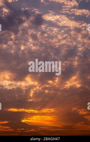 Mischung aus Altocumulus- und Stratocumulus-Wolken bei Sonnenuntergang mit dramatischem Licht Stockfoto