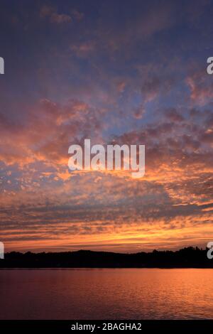 Wunderschöner Sonnenuntergang über dem Silver Lake in der Nähe von Traverse City, Michigan. Stockfoto