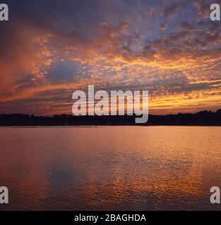 Wunderschöner Sonnenuntergang über dem Silver Lake in der Nähe von Traverse City, Michigan. Stockfoto