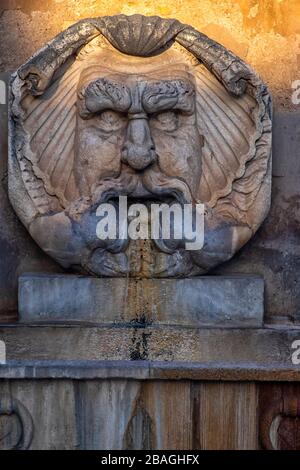 An der Wand montierte Springbrunnen auf dem Aventin in Rom Stockfoto