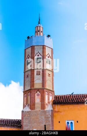 El Masjid El Aadam (El-Masjid El-Aadam) große Moschee in Chefchaouen, Marokko. Vertikal Stockfoto