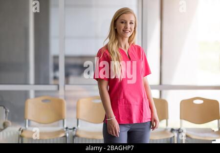 Porträt einer jungen Krankenschwester im Krankenhaus Stockfoto
