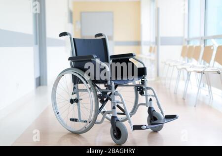 Leerer Rollstuhl im Krankenhausflur Stockfoto