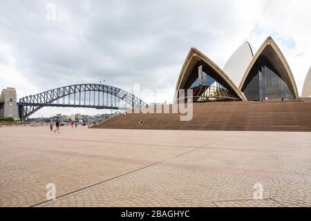 Coronavirus Krankheit und das Risiko der Übertragung hält Touristen und Besucher von der meist überfüllten Sydney Opera House, Australien, fern Stockfoto