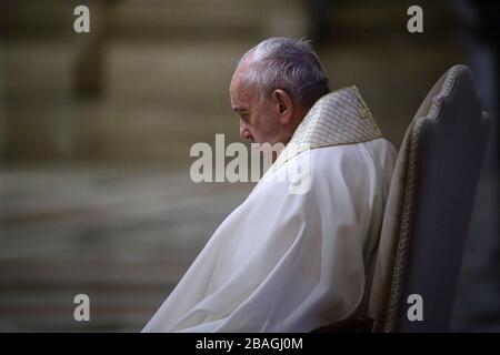 Vatikanstadt, Vatikanstadt. März 2020. Papst Franziskus betet auf dem Sankt-Peter-Platz, um der Welt am 27. März 2020 in Vatikanstadt einen besonderen Urbi et Orbi Blessing zu überbringen. Papst Franziskus betete auf einem leeren Petersplatz als Reaktion auf die andauernde Coronavirus-Pandemie. Der Papst betete vor der Ikone "Salus Populi Romani" und dem Kruzifix des heiligen Marcellus, das vor der zentralen Tür des Petersdoms angebracht war. Foto von Stefano Spaziani/UPI Credit: UPI/Alamy Live News Stockfoto