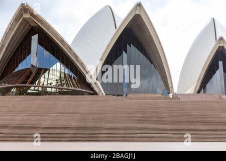 Coronavirus Krankheit und das Risiko der Übertragung hält Touristen und Besucher von der meist überfüllten Sydney Opera House, Australien, fern Stockfoto