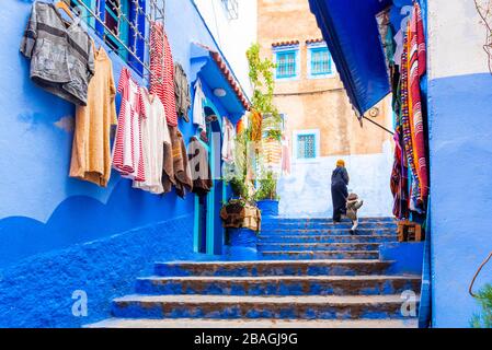 Chefchaouen, Marokko - 4. November 2019: Einkaufsstraße in der Stadt mit Souvenirs Stockfoto