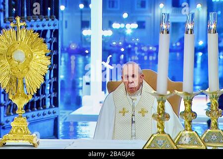 Franziskus Papes besonderer Urbi et Orbi außerordentlicher Segen für das pandemische Corona-Virus Covid 19 am 27. März 2020 Vatikan (St. Petersdom) Rom Italien Stockfoto