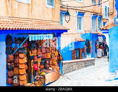 Chefchaouen, Marokko - 4. November 2019: Ledertaschen in einem Geschäft erhältlich Stockfoto