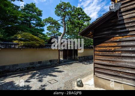 Straßen des Distrikts Nagamachi Samurai in Kanazawa, einem Gebiet, das mit seinen verbleibenden Samurai-Residenzen, Japan, eine historische Atmosphäre bewahrt Stockfoto