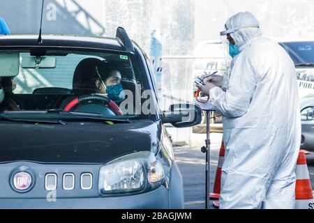 Guarulhos, Sao Paulo, Brasilien. März 2020. (INT)COVID-19/Einweihung des Behandlungszentrums Coronavirus. 27. März 2020 sind Guarulhos, Sao Paulo, Brasilien:Einwohner der Stadt Guarulhos heute bei der Eröffnung des ersten Coronavirus Behandlungszentrums in Brasilien am Parque CECAP anwesend, um eine verdächtige Beurteilung der COVID-19 durchzuführen. Diejenigen, die das Drive Thru System oder zu Fuß nutzen, wurden besucht to.Credit: Fepesil/Thenews2 Credit: Fepesil/TheNEWS2/ZUMA Wire/Alamy Live News Stockfoto